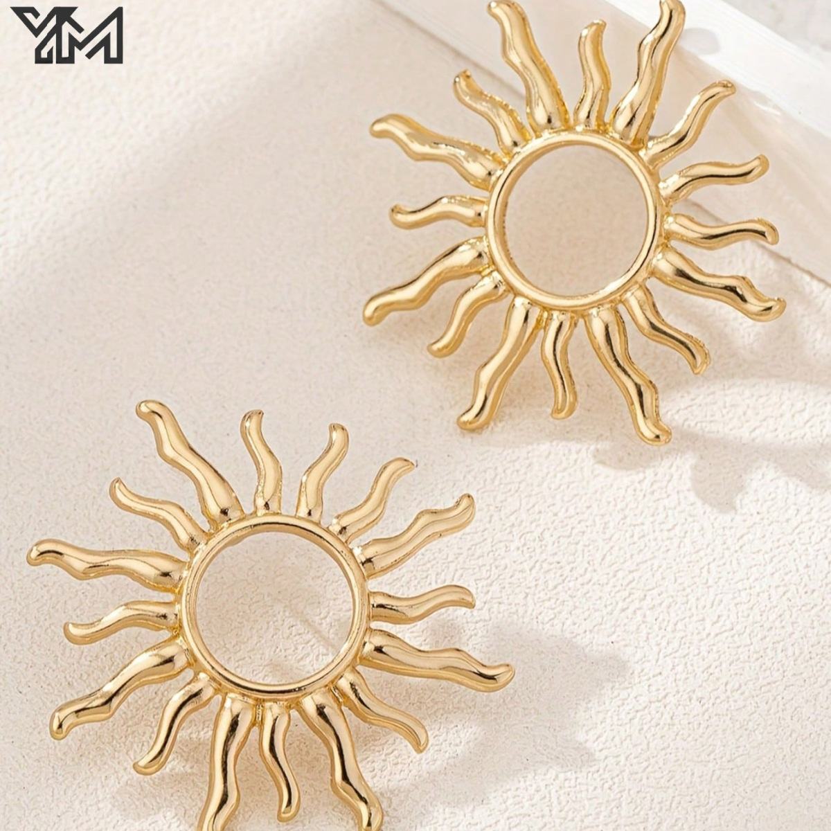 Exaggerated Retro Ear Stud