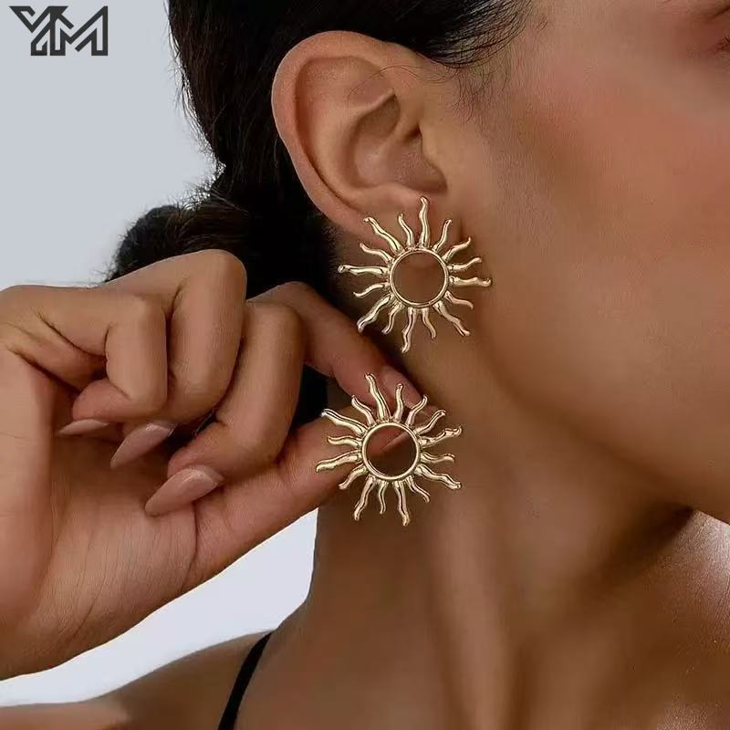 Exaggerated Retro Ear Stud