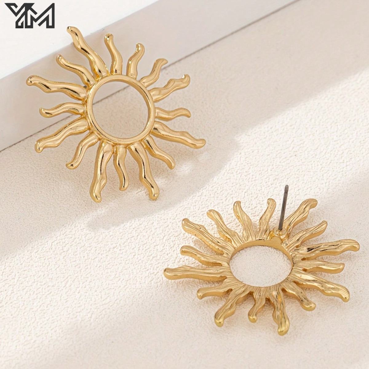 Exaggerated Retro Ear Stud