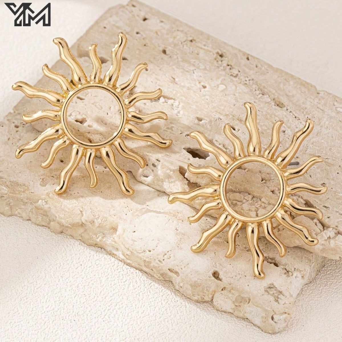 Exaggerated Retro Ear Stud