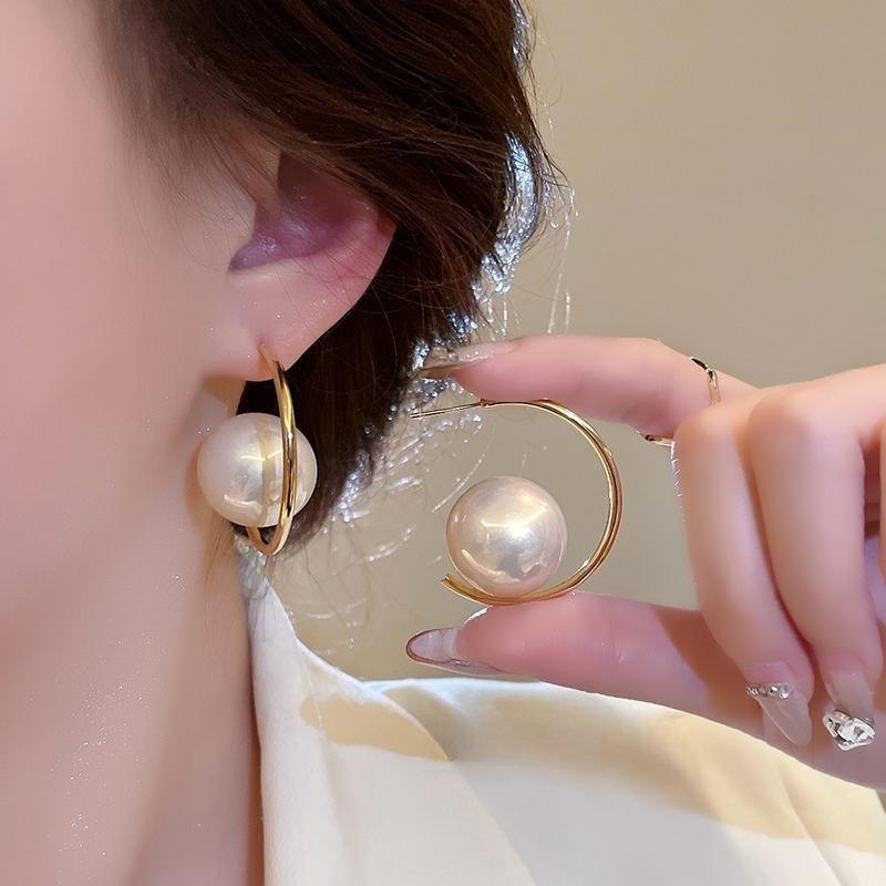 C-Shaped Pearl Earrings