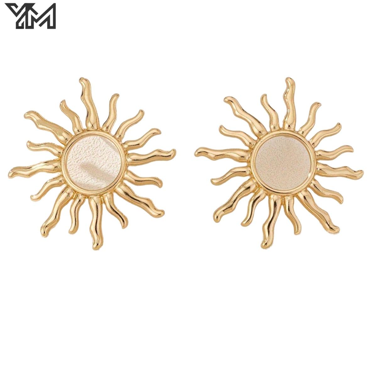 Exaggerated Retro Ear Stud