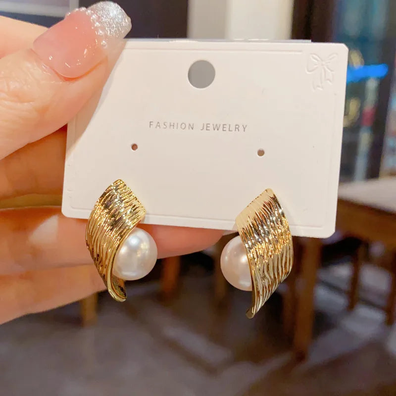 Curved Geometric Pearl Earring
