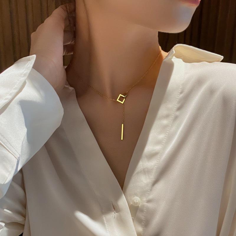Geometric Bar Circle Necklace