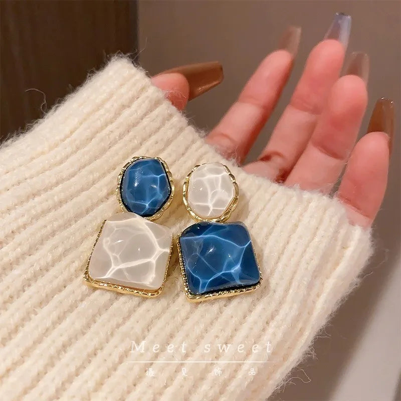 Asymmetrical Elegant Atmospheric Earrings