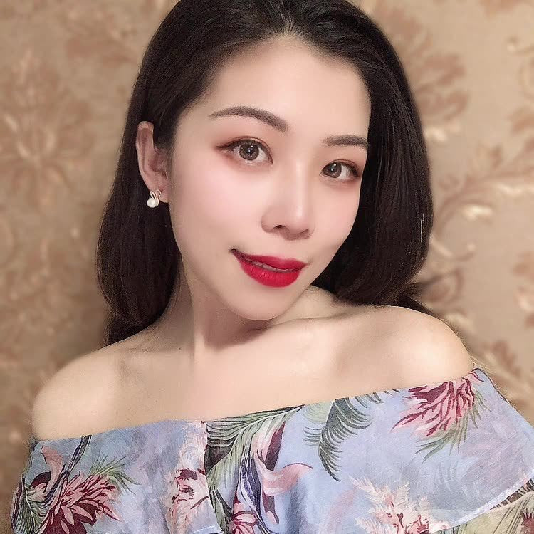 Classic Little Swan Stud Earring