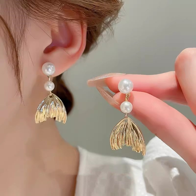 Fish Tail Pearl Earrings