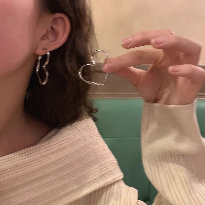 Stylish Needle Heart Stud Earrings